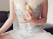 絕品身材淫女用香蕉各種挑逗